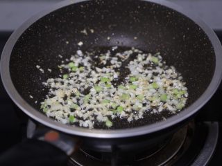 金针菇豆腐汤,锅里烧热油，爆香蒜末和葱白