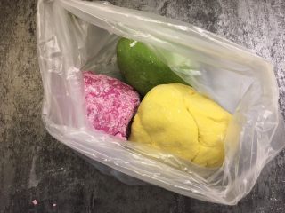 宝宝辅食之卡通彩色面片,放入保鲜膜中醒15分钟