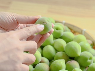 零失败的[青梅酒]和[青梅露]四月美食,和这种划伤的，都要弃用，因为浸泡久了底部会有果肉沉淀，酒会比较浑浊