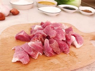 红烧炸肉丸,食材处理：

猪肉切成小块备用（小块比较好操作 也比较容易搅碎）