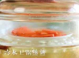 玉米胡萝卜羹,上锅蒸熟