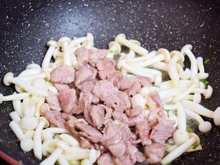 白玉菇炒肉片,加入猪肉