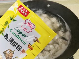 超级鲜美无敌肉丸靓汤,几个沸腾就熟了，汤中加入适量的盐、黑胡椒粉，尝一下味道，咸淡合适，就可以关火了