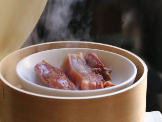 甜酒糟炒腊肉,腊肉放入蒸锅蒸10分钟。