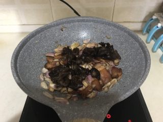 10分钟快手菜  毛葱木耳炒腊肉,加入木耳