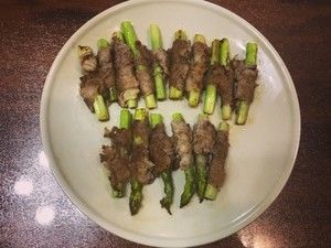 芦笋卷牛肉：用最简单的材料做一个精致的菜的做法步骤 第3步