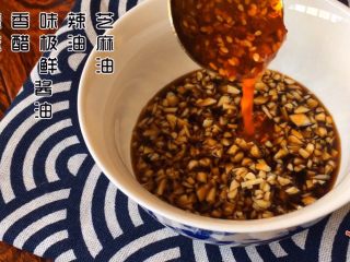 《肉皮水晶冻》,调沾料汁：蒜末 香醋 味极鲜酱油 辣油 芝麻油搅匀