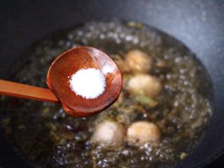 茼蒿墨鱼丸子汤,大火烧开后，煮5分钟左右，根据个人口味，加入适量的盐调味。