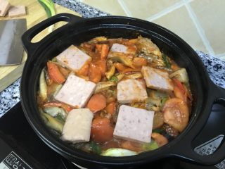 肥牛蘑菇锅—塔吉锅版,加入午餐肉