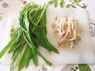 韩式泡菜锅,油麦菜洗净择开，蘑菇洗净手撕成条