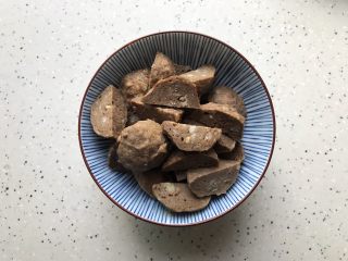 蚝油黄瓜洋葱炒牛肉丸子,牛肉丸提前解冻，一分为四切开