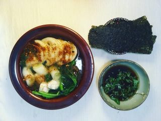 味噌鸡肉丸日式火锅,下入其它蔬菜，可以洒上唐辛子粉或辣椒粉。配合小料或海苔食用。