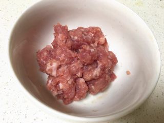 香松豆苗肉丸汤,猪肉用绞肉机绞成肉末，也可手剁