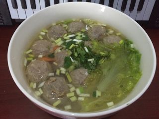 牛肉丸子汤,如图加入焯熟的胡萝卜和生菜，撒入香菜和剩余的葱花，美味快来品尝吧