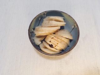 味噌鸡肉丸日式火锅,将藕切成薄片。