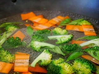 西兰花玉米鸡肉糕,锅中加水烧开，把西蓝花和胡萝卜焯水1分钟