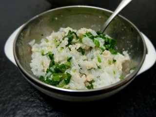 宝宝辅食 菜心肉丸汤,吃的时候给娃捞肉丸和青菜压碎拌饭就行了。吃完饭还可以喝点汤。