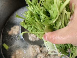 苦苣肉丸汤,苦苣洗净