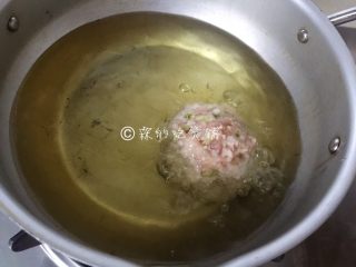 金珠肉丸,入油锅炸