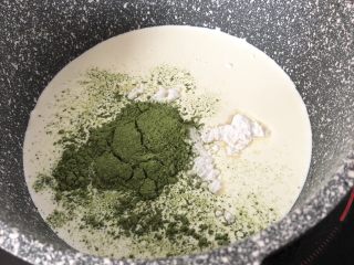 抹茶椰丝小方,剩下的牛奶+淡奶油+糖粉+抹茶粉倒入奶锅内