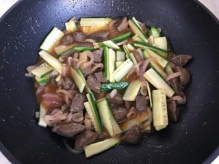 蚝油黄瓜洋葱炒牛肉丸子,翻炒至汤汁收紧