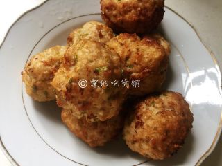 金珠肉丸,炸至金黄色捞出