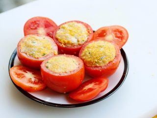 法式芝香肉丸,将肉丸攘进番茄里，表面再加少许马苏里拉芝士，然后放进已预热的烤箱中，用200°烤15分钟；