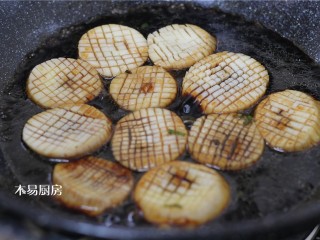 蚝油杏鲍菇,如果你感觉你调的酱汁太少了，可以放一些清水在锅中。一般汤汁的量基本和杏鲍菇持平是最适合的。