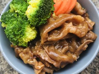 肥牛饭,将肥牛和西兰花胡萝卜铺入米饭中,肥牛饭OK啦