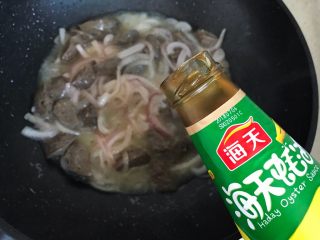 蚝油黄瓜洋葱炒牛肉丸子,5分钟后，加入适量蚝油