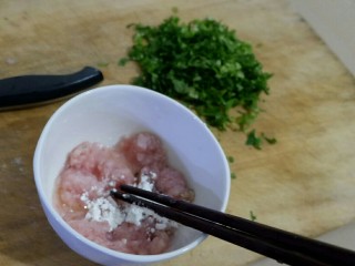 宝宝辅食 菜心肉丸汤,再加一勺淀粉，一点点盐，葱花，姜末，拌匀