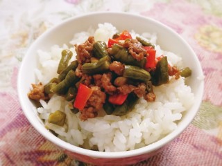 酸豆角炒肉末,配米饭，配过水面条都可以。肉末微辣香嫩同发酵的豇豆特有的酸味让你胃口大开。