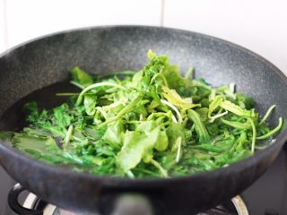 荠菜鸡肉馄饨,荠菜放在锅里焯水，焯水时间不宜过长，烫一下即可，焯水后要过凉水，然后挤干水分备用。
荠菜不宜久烧久煮，时间过长会破坏其营养成分，也会使颜色变黄。
荠菜含草酸较多，草酸影响钙质吸收，焯水是为了去草酸又不破坏其维生素及活性物质，从而最大限度保留营养。