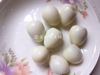 桂圆鹌鹑蛋红枣糖水,鹌鹑蛋煮熟后去壳，也要冲洗一下。