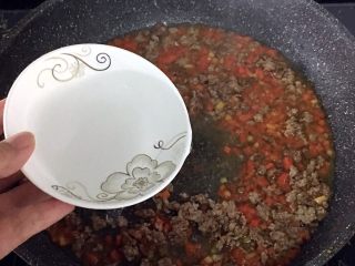 宝宝辅食之牛肉土豆泥,翻炒至肉沫着色，加入适量水，水量差不多没过食材2厘米，大火煮开。