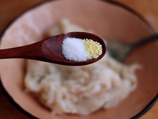 鳕鱼蛋卷（宝宝辅食）,加入适量盐和鸡精