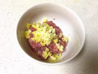 香松豆苗肉丸汤,加入适量葱姜蒜