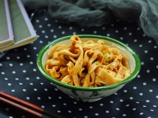 蒜蓉芝麻酱拌面,味道非常好，也非常爽口~面口感也非常劲道，简直是绝配~