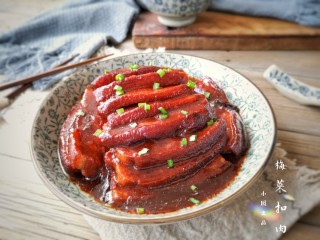 梅菜扣肉,肉烂味香，吃起来咸中略带甜味，肥而不腻。