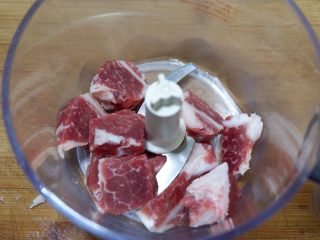 宝宝辅食—大黄米猪肉丸,放入料理机打成泥