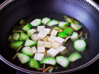 丝瓜花蛤炖豆腐,大火煮沸后，放入焯水的豆腐。