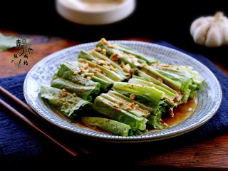 风味凉拌油麦菜,300克的油麦菜拌好了，也只够一人食用，因为这个做法实在是让人欲罢不能。