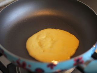 水果松饼,舀一勺调好的松饼糊，煎至两面金黄。依次完成所有松饼的工作。