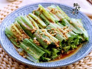 风味凉拌油麦菜,成品是一种复合香，既有油麦菜本身的清香，又有芝麻酱的香。