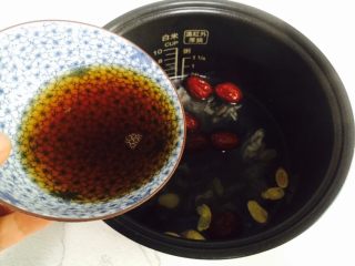 黄芪乌鸡汤,倒入20g黄酒