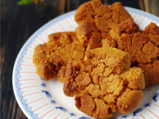 花生桃酥（空气炸锅版）,闻到饼干的香味，观察饼干的颜色变黄，即可关闭电源；【花生桃酥】就做好啦。