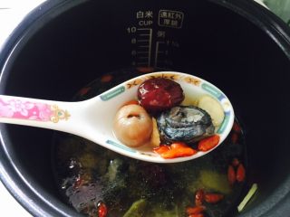 黄芪乌鸡汤,搅拌均匀即可食用