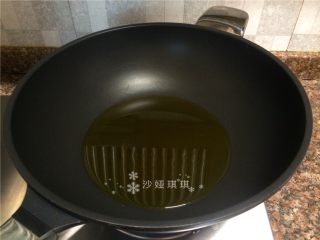 酸菜烧鲫鱼,热锅倒油烧至八成热。