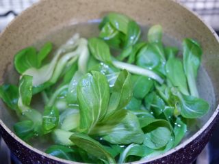 鸡肉丸青菜饭团,然后下入小青菜烫熟。