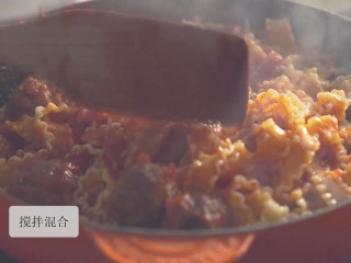 汕头牛肉丸意面,将意面倒入酱汁中拌匀